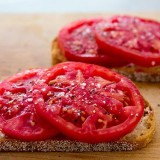 Desayuno saludable - Pan con rodajas de tomate