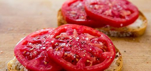 Desayuno saludable - Pan con rodajas de tomate